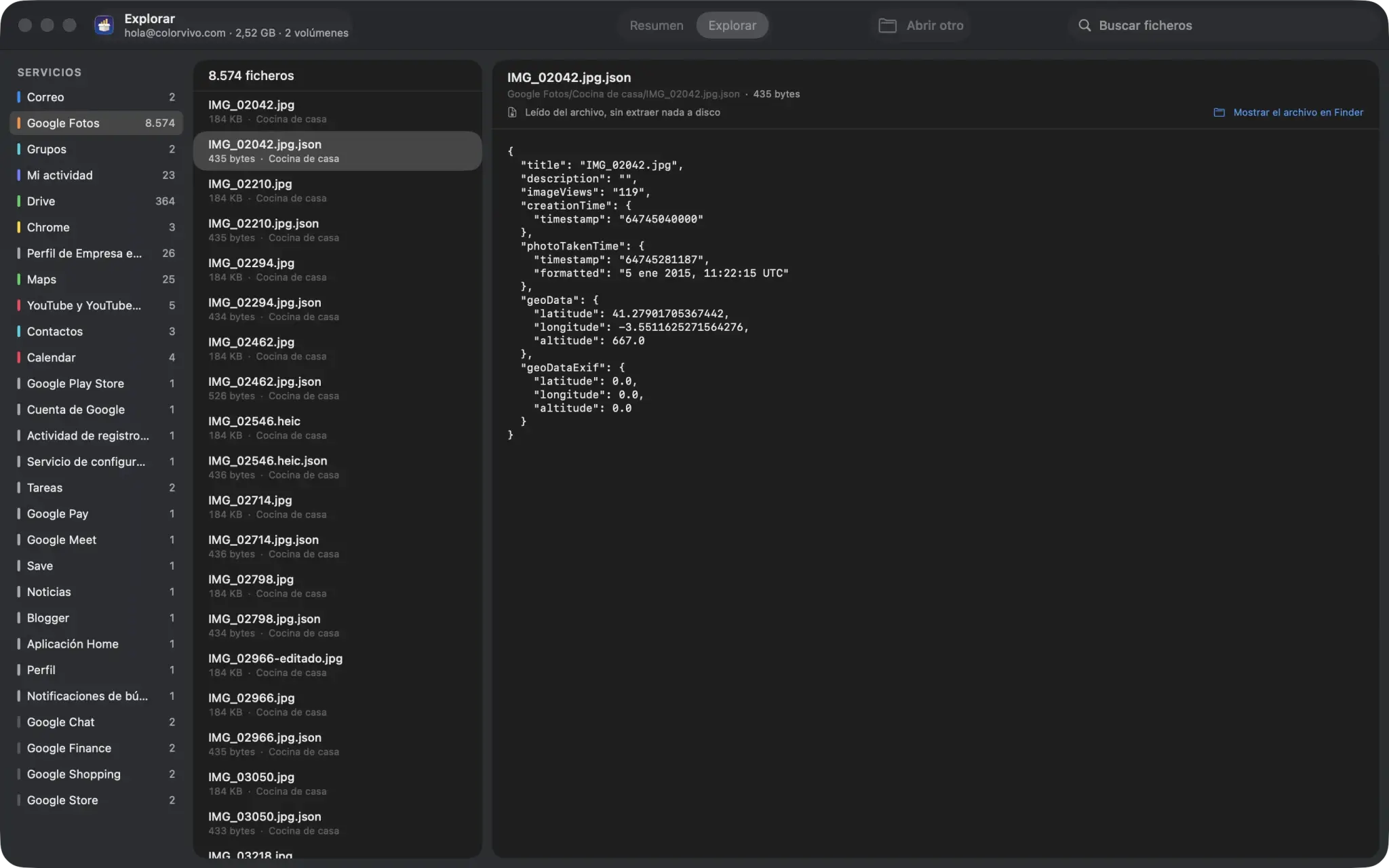 El explorador de Takeout Reports: la lista de ficheros de un servicio y, a la derecha, el contenido del JSON de metadatos de una foto leído directamente del archivo.