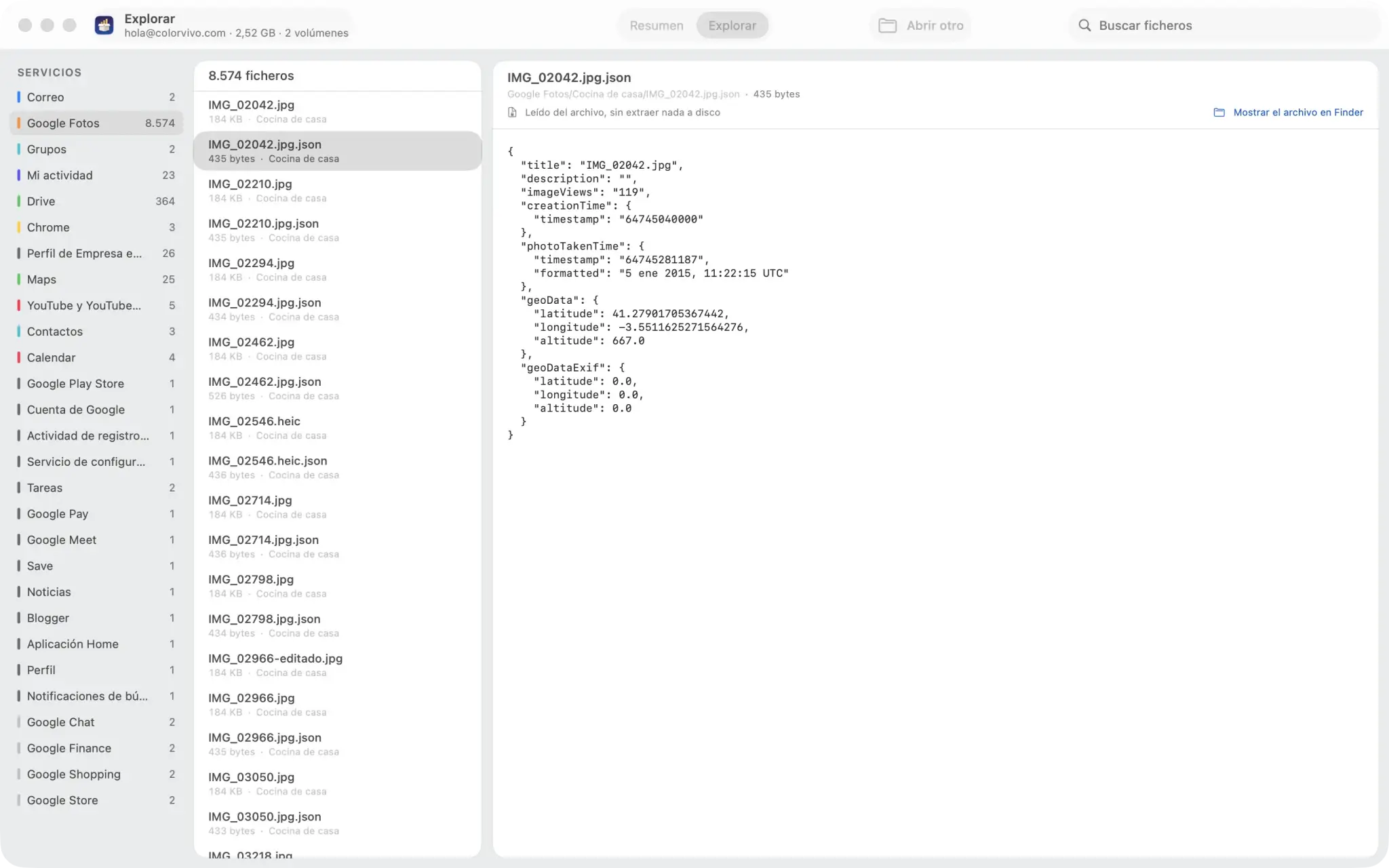 El explorador de Takeout Reports: la lista de ficheros de un servicio y, a la derecha, el contenido del JSON de metadatos de una foto leído directamente del archivo.